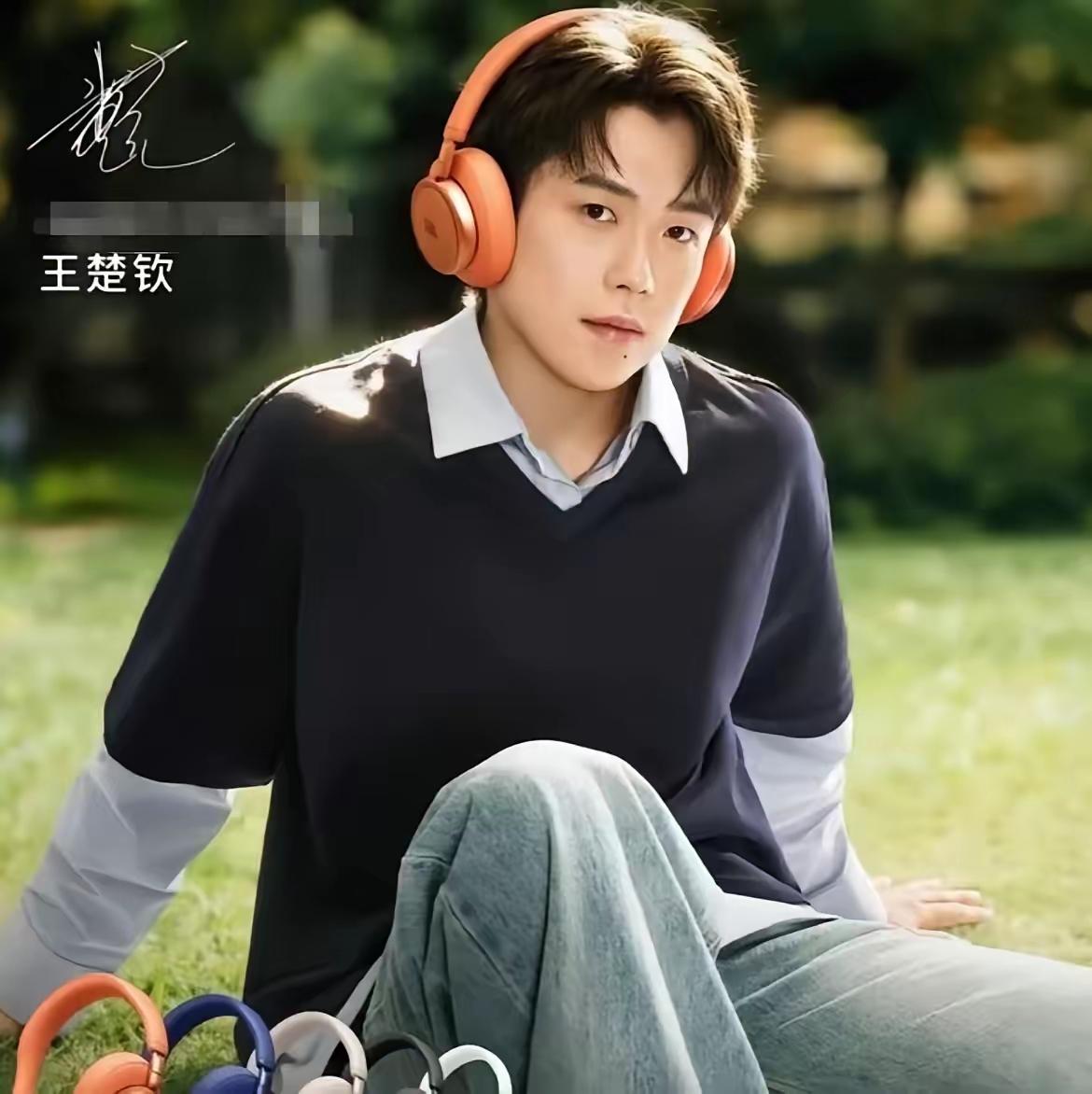 见过赛场上坚韧不拔的王楚钦；也见过跟队友一起嬉笑打闹的王楚钦；还见过初上广告镜头