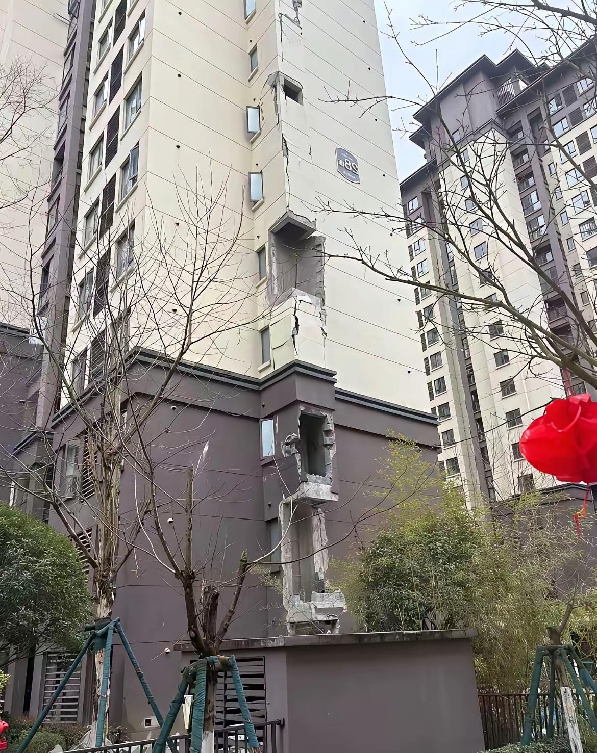 看看这栋楼，应该是挺新的，但这质量堪忧啊！现在的房地产开发商，连脸都不要了，他们
