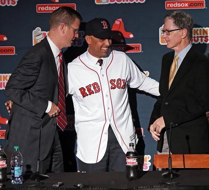 【芬威解雇主帅赔偿千万】利物浦的拥有者芬威体育集团，突然出手解雇球队主帅。芬威旗