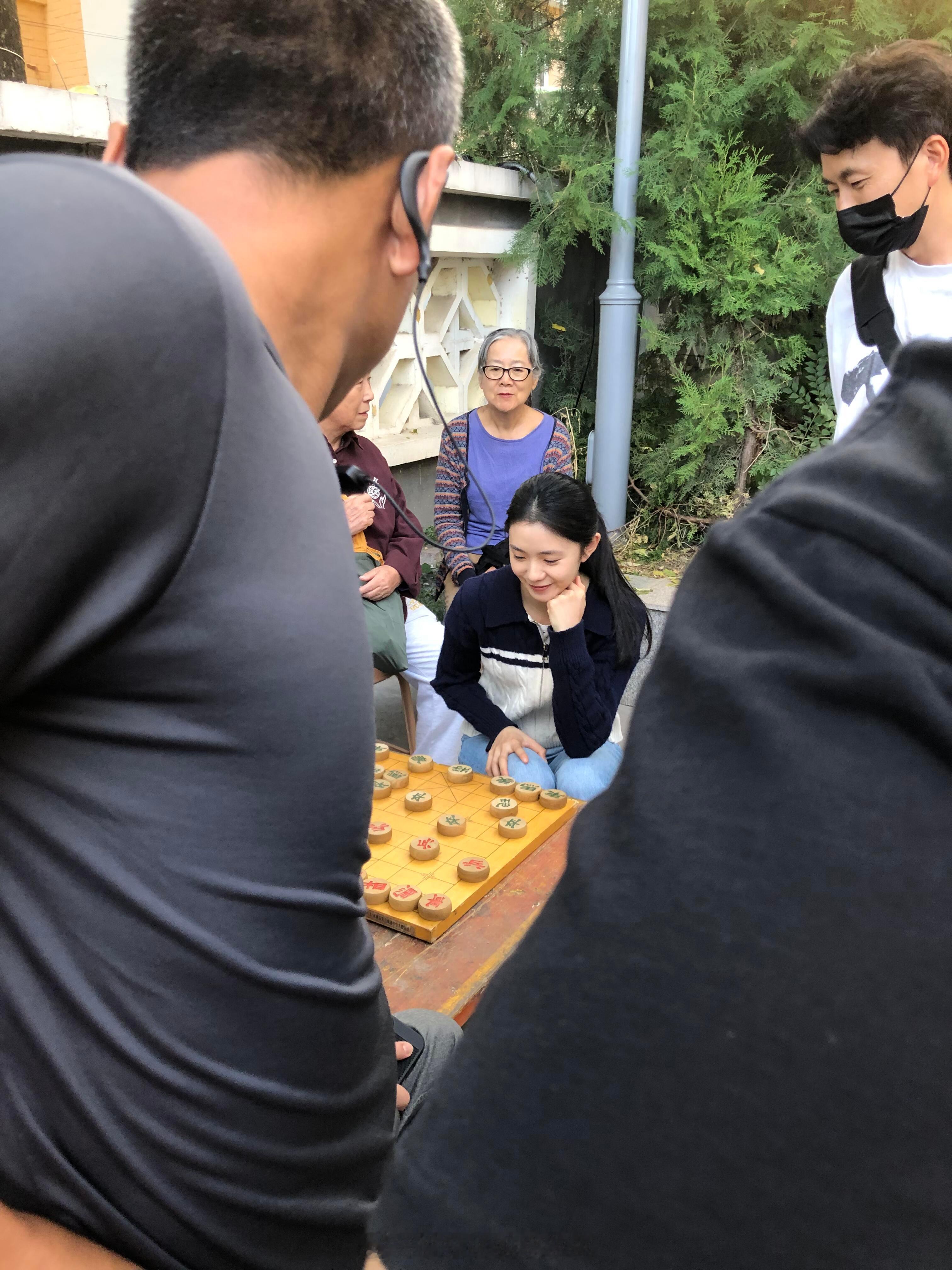 美美美顺[么么哒]刘浩存美顺与长生下象棋路透刘浩存美顺与长生街边下象棋 ​​​