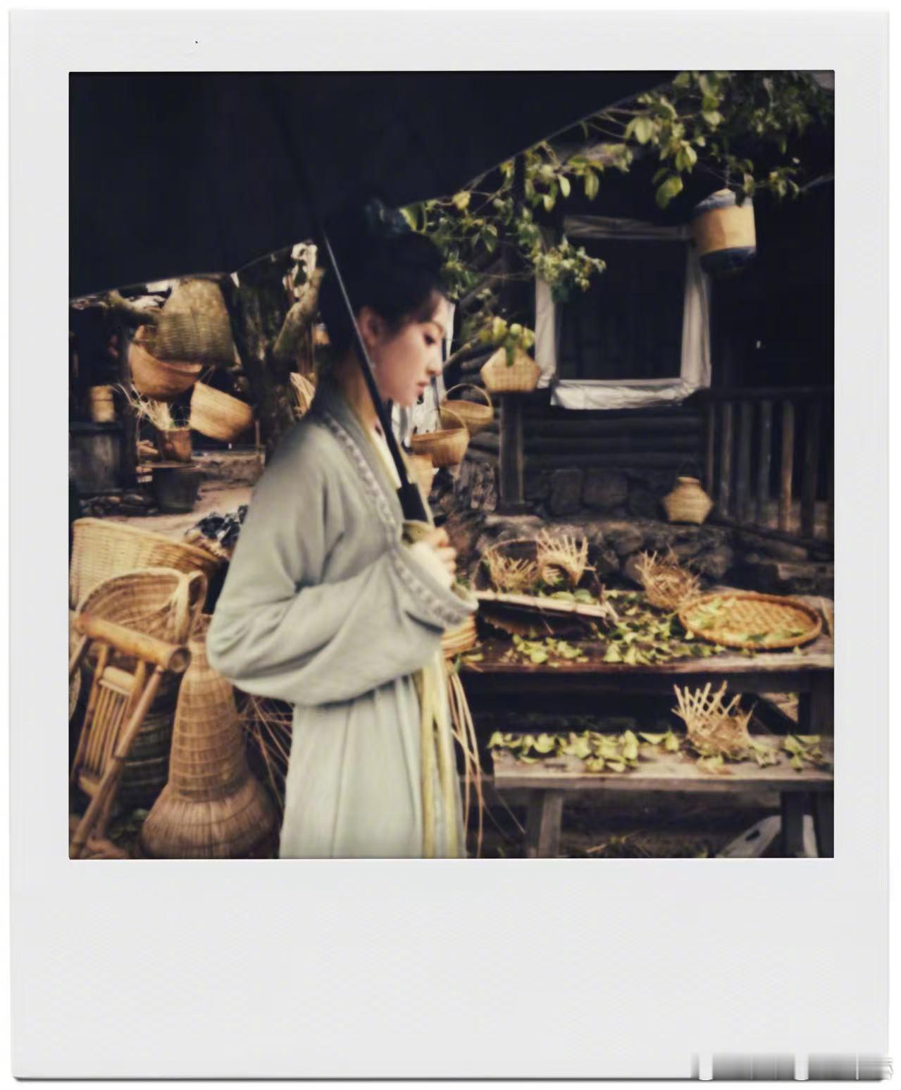 宋茜山河枕楚瑜拍立得照 宋茜《山河枕》楚瑜拍立得照来啦~小山村和楚瑜我都想珍藏！