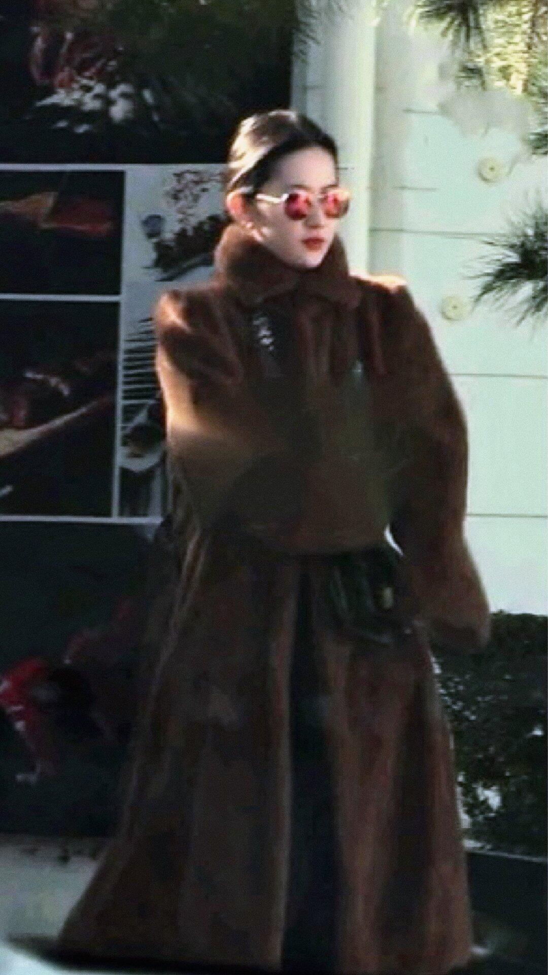 刘亦菲到底怎么穿出这种贵气又不老气，艳丽还不庸俗的感觉的？！刘亦菲