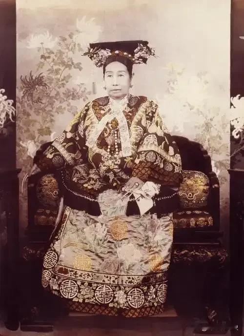 1901年，八国联军要求慈禧“惩办祸首”，慈禧赐军机大臣赵舒翘自尽，没想到赵舒翘