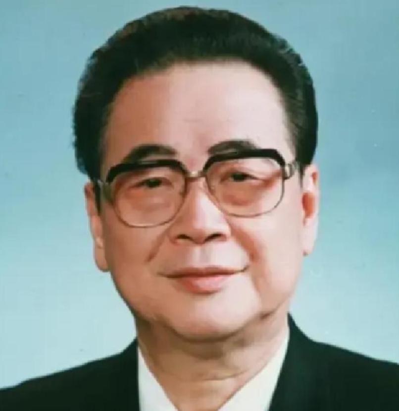 1992年7月，邓颖超因病离世，谁知，邓颖超去世前一日说出的是“李鹏”二字，这背