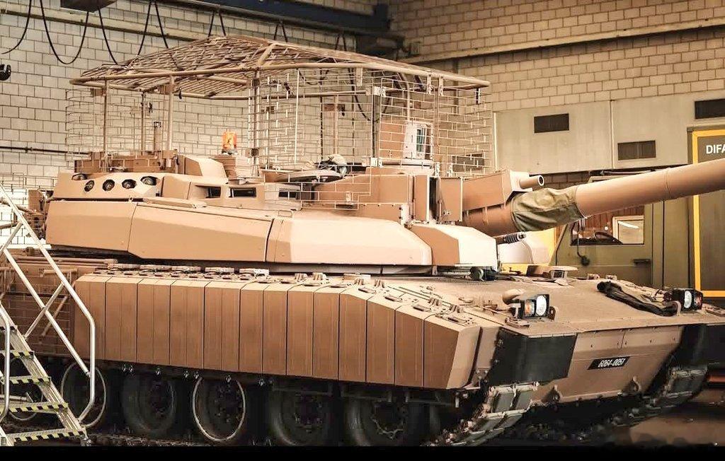 在瑞士进行联合训练的法国陆军勒克莱尔XLR主战坦克，安装了防无人机笼子 ​​​