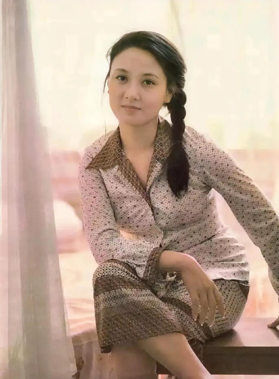 “凤姐”邓婕年轻时候的样子。
真是天生丽质，被《红楼梦》剧组发现，逃不掉的王熙凤