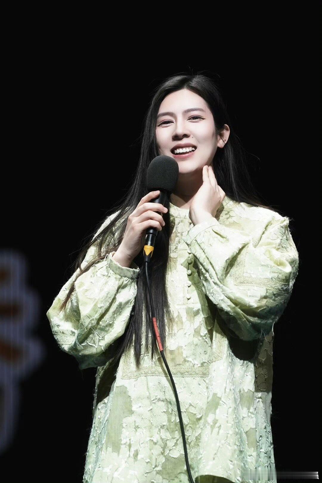 唐香玉唱歌没口音哟呵！唐香玉唱歌没口音这事儿藏得够深呐，这歌声一出来，直接把我给