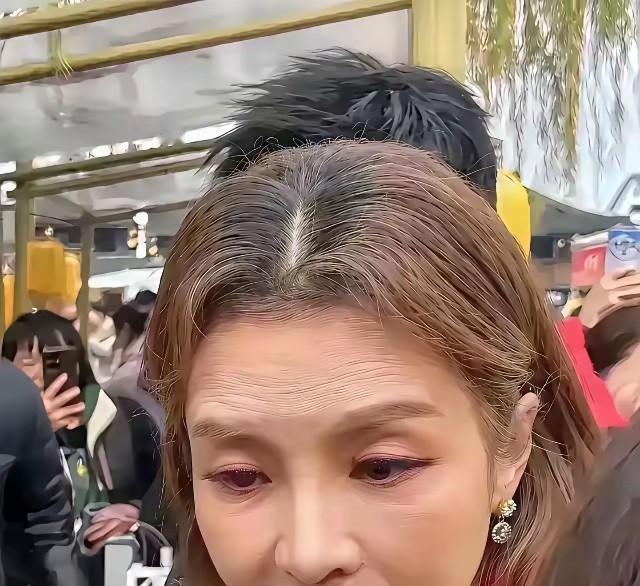 孙楠没开麦，先唱了段《光阴的鼓点》。
白岩松站在景山山顶，没讲时政，说了句：退休