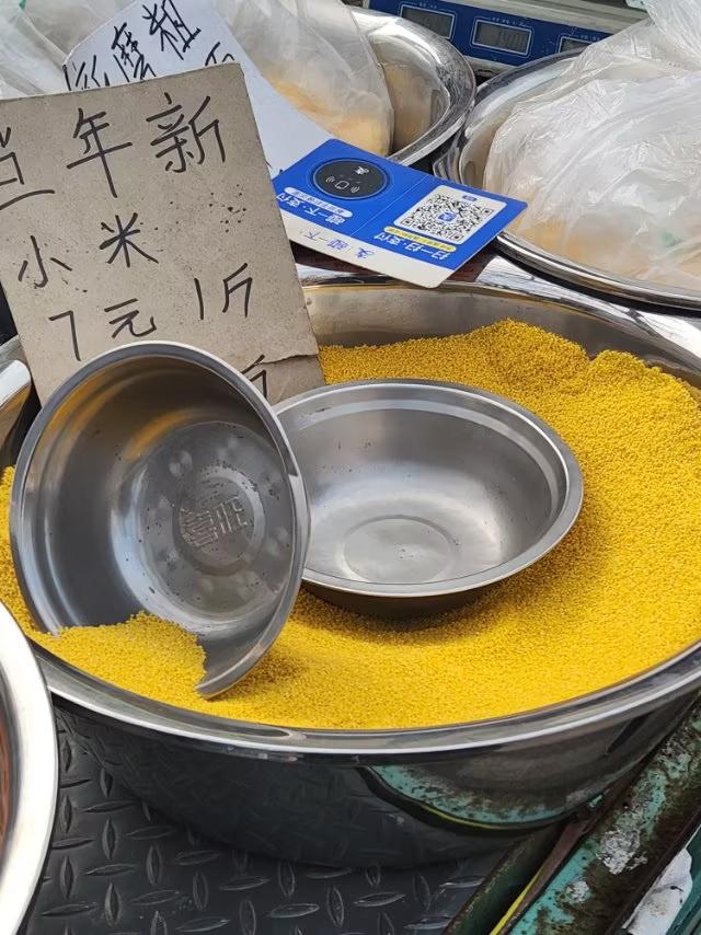 四方街头卖米中年妇女的一席话，使我同感身受，你想知道为什么吗？
        