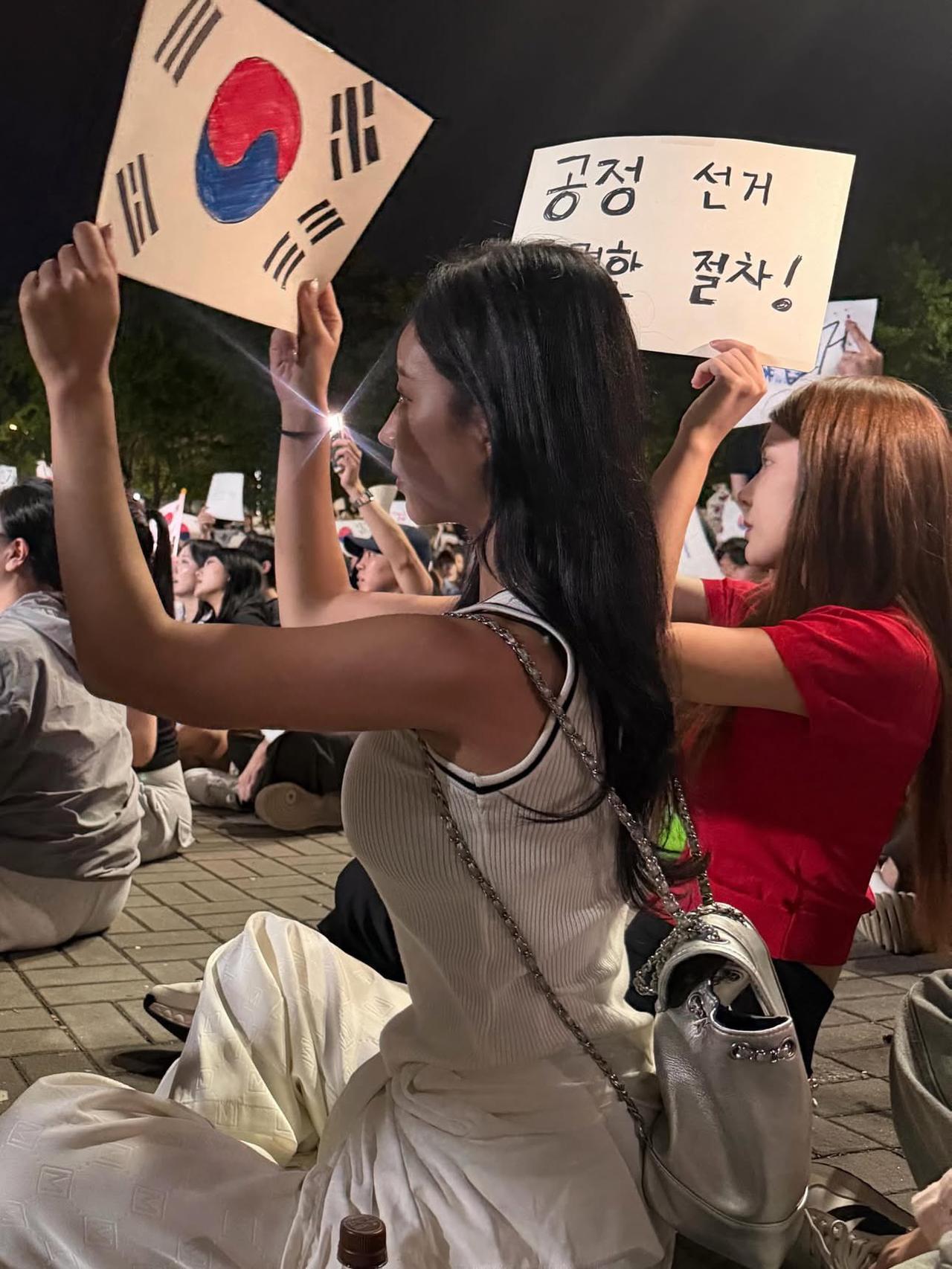 近日，韩国爆发了较大的抗议游行活动。
只因为在地方选举期间，有人发现自己的投票被