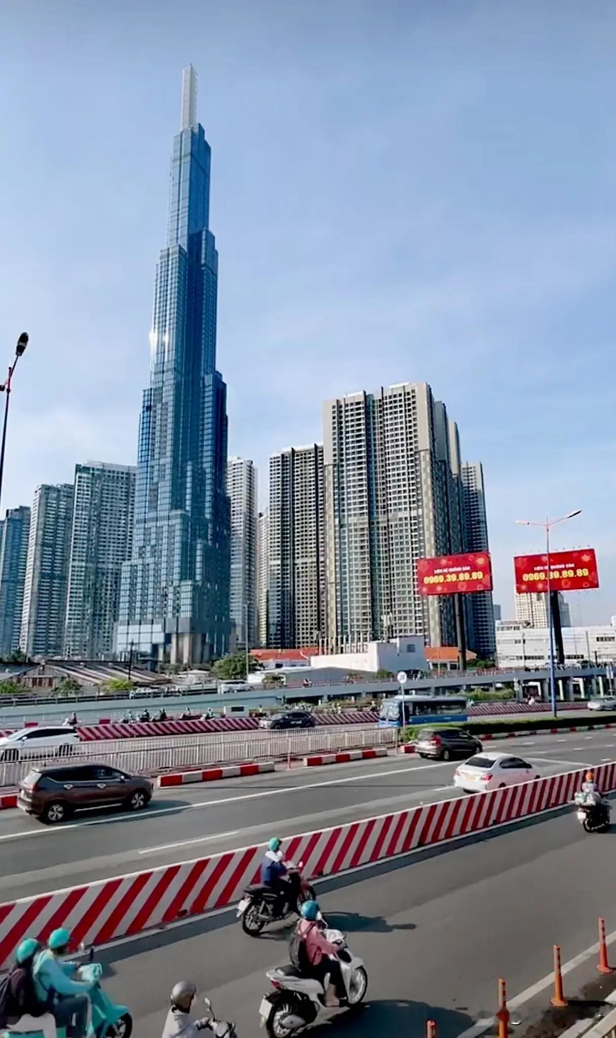 越南这个城建也太漂亮了吧
这个第一高楼是近几年建成的
有点像迪拜的迪拜塔小弟一个