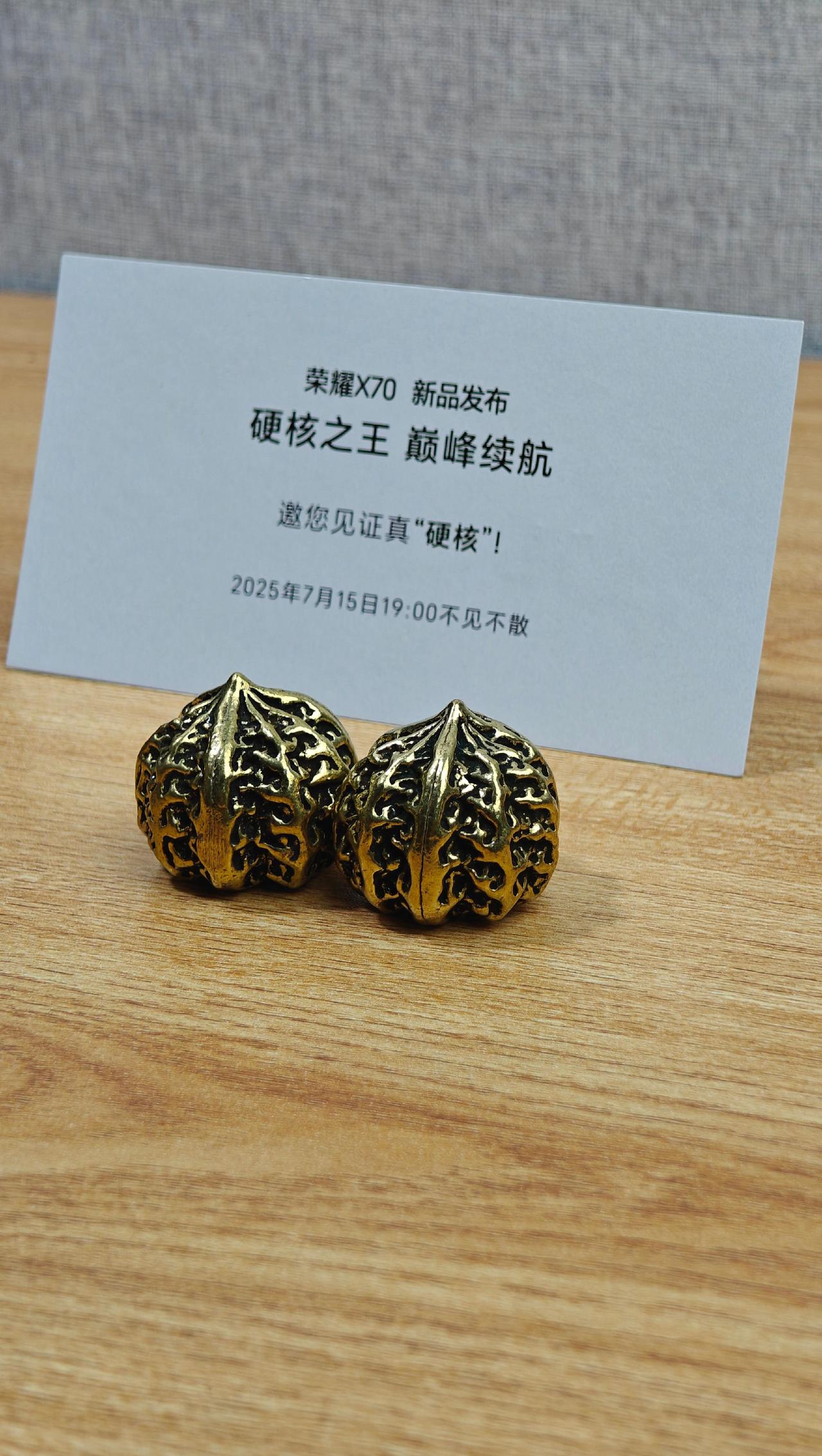 荣耀X70邀请函可真硬核啊，一看就知道手机一样很硬核。

荣耀X70的参数大家都