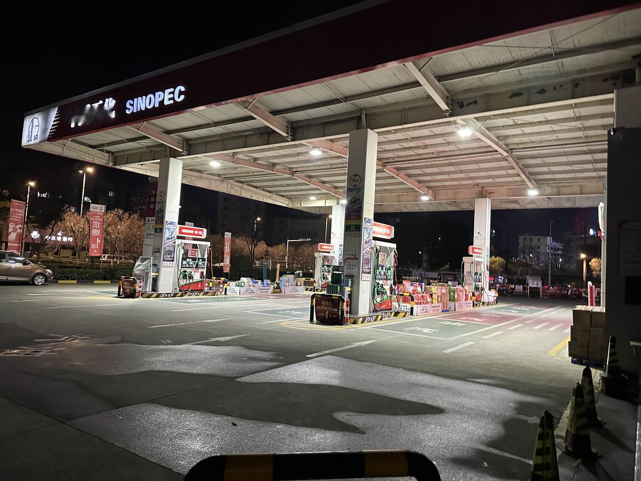县城晚上8点半的加油站空无一车！背后原因何止电车崛起？

晚上8点半，本该是我们