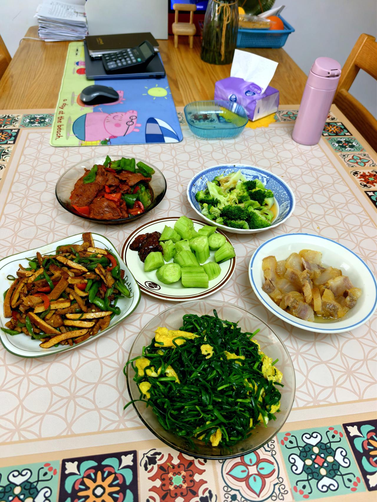 中午随便烧几个菜——这是没戒酒以前养成的习惯，现在改不掉了。

不喝酒就吃不了那