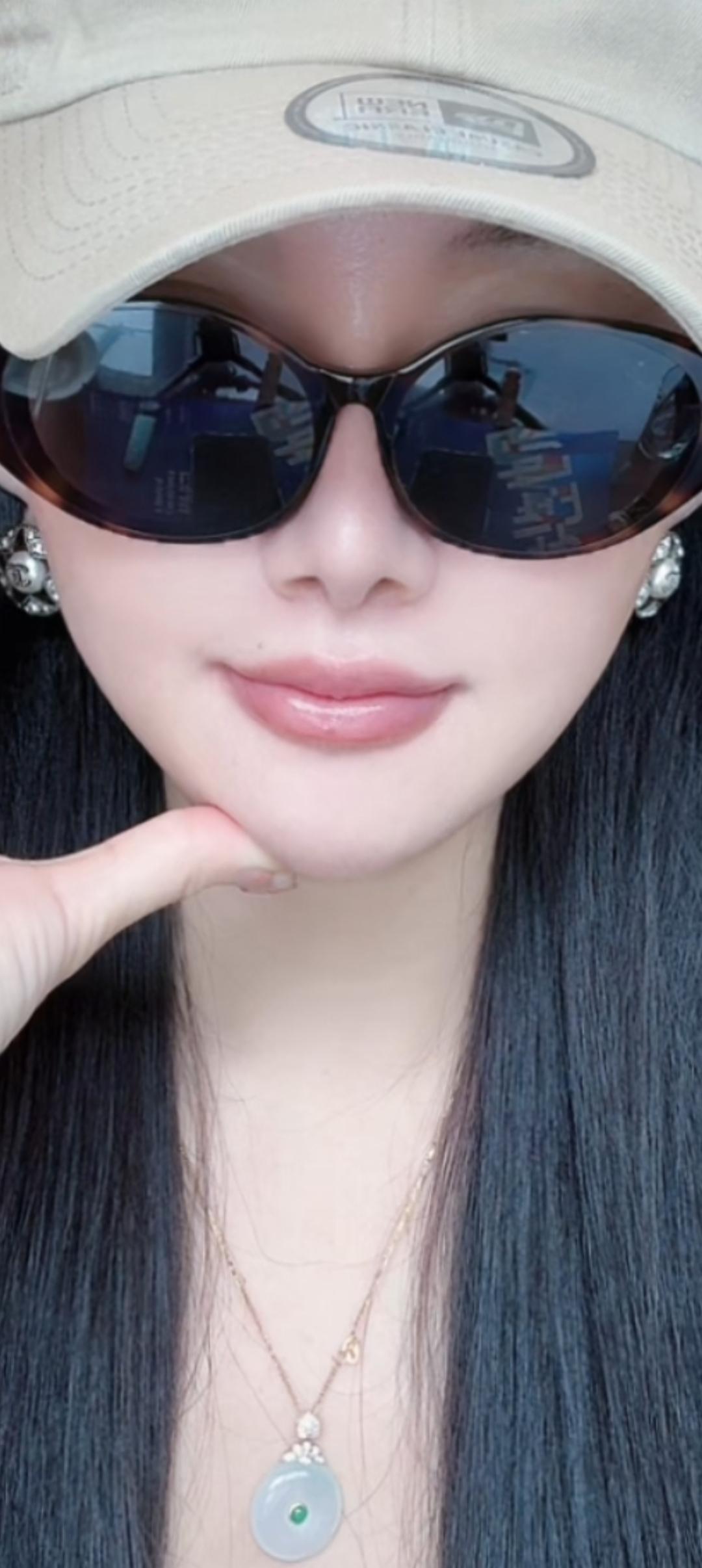 戴着墨镜和帽子的酷女孩。