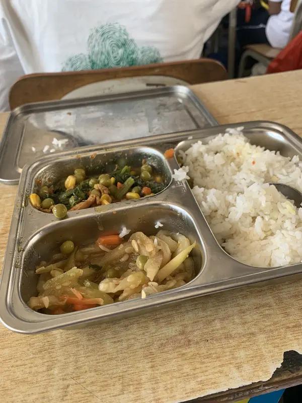 4月14日广东江门，男孩呕吐难受被家长带去看病，对着医生委屈吐槽学校饭菜太难吃“