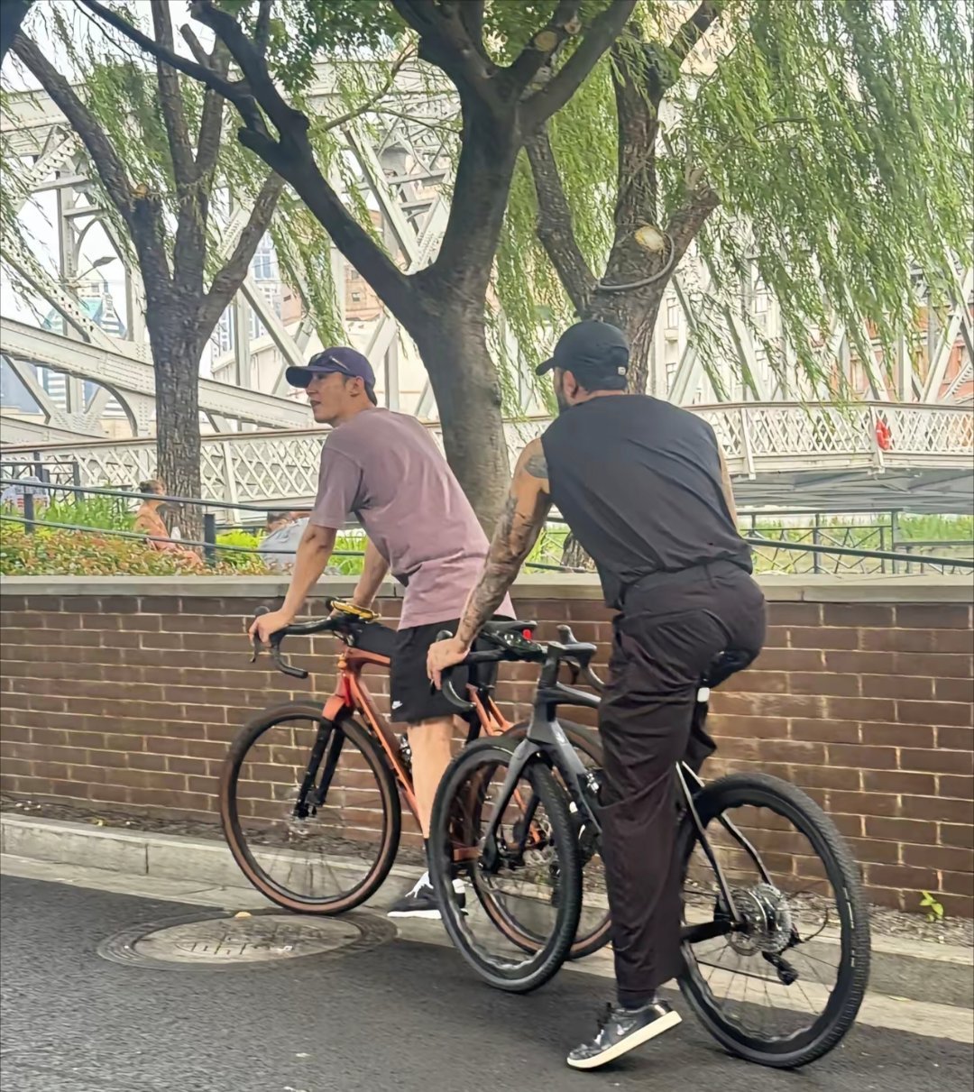 34岁黄景瑜和朋友在上海街头骑自行车，真人比电视剧里还帅气，穿搭时尚有少年感，又