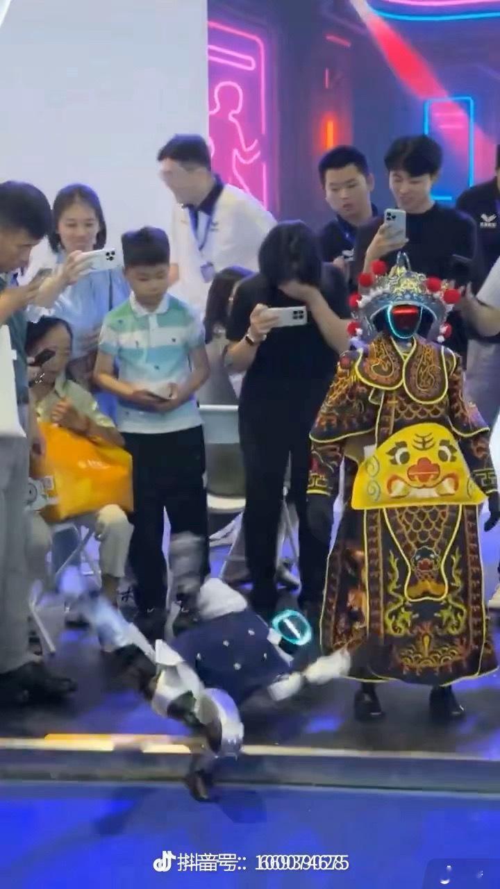 机器人失误瞬间，哈哈哈哈 ​​​