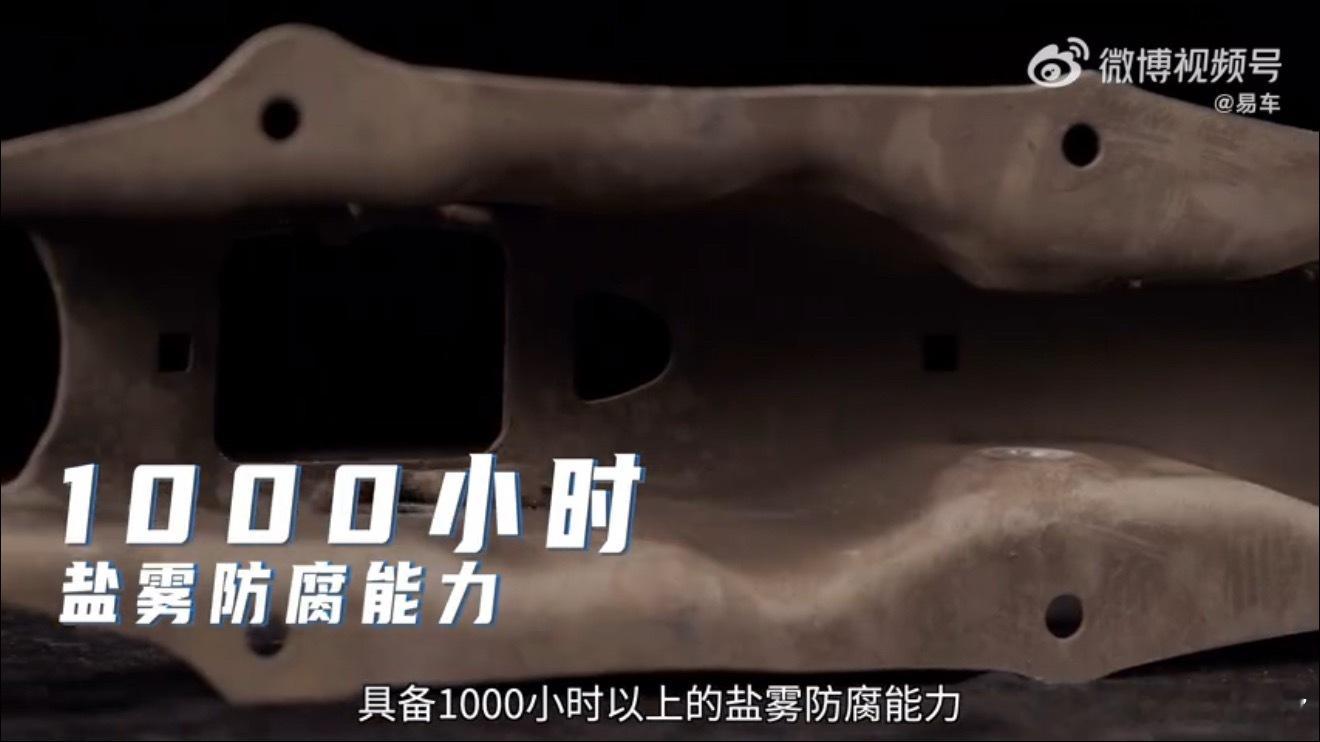 一台理想L9，三年多就跑了三十万公里，常年跑矿山烂路，外观都已经磨损得很明显了。