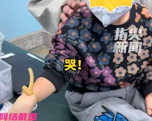 辽宁沈阳有儿科护士给男孩打针，用了自己的办法让男孩不害怕打针，以自己和男孩预约的