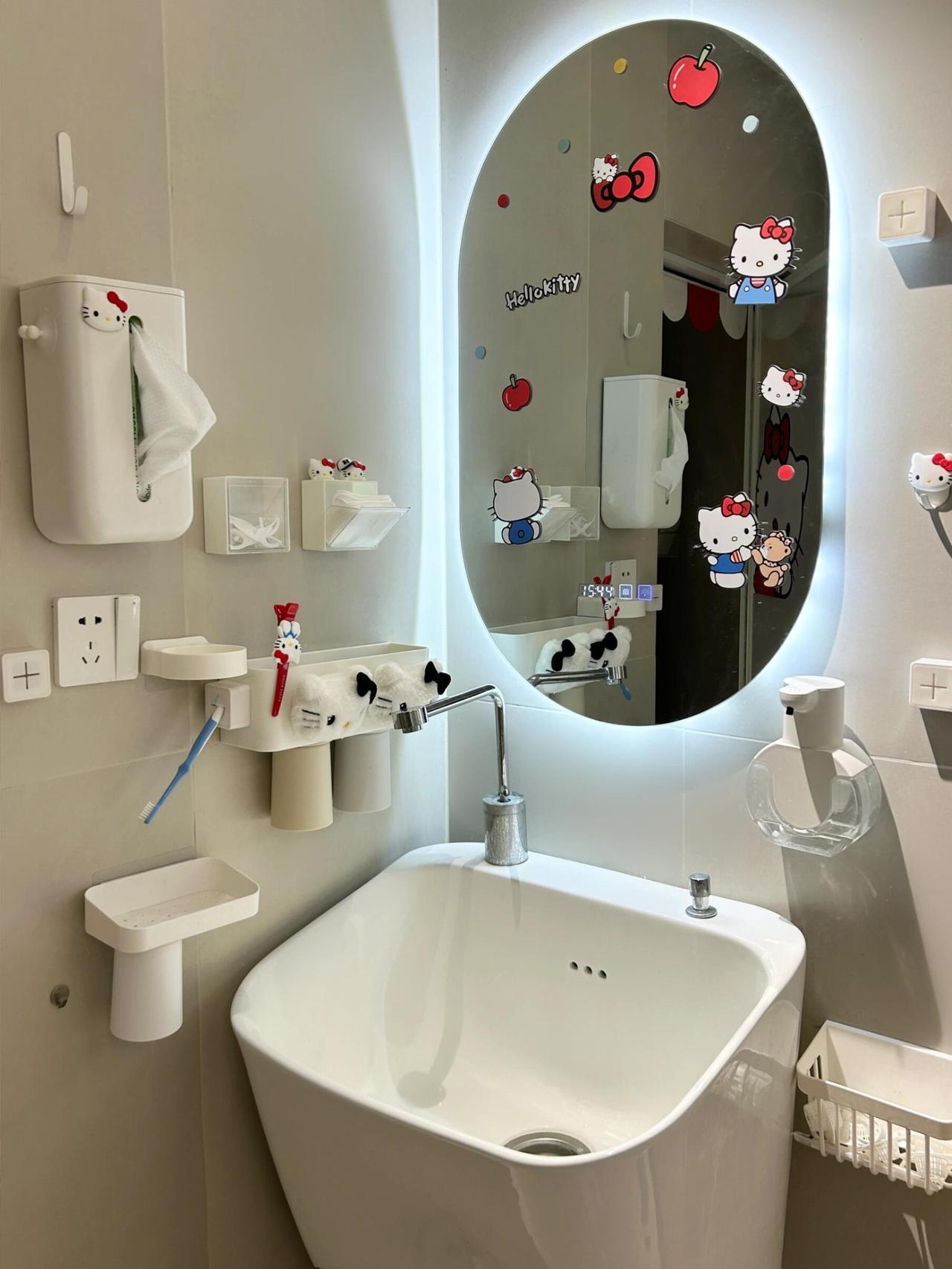 壁挂拖把池当洗手台，太适合小户型浴室了！
不到 2 个平方米的小浴室，装普通洗手