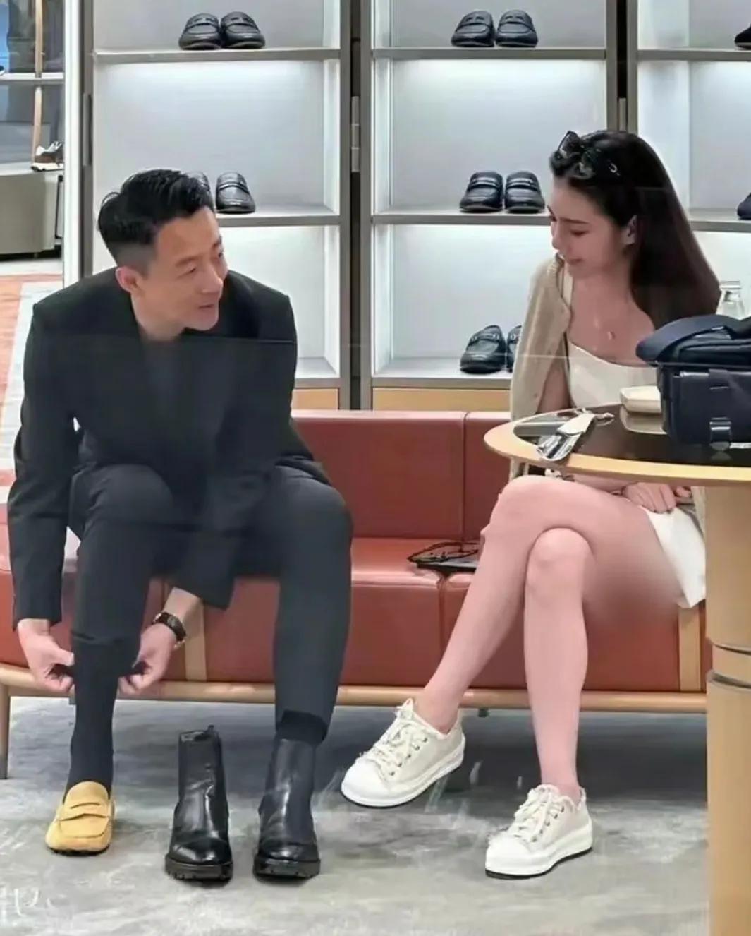 马小梅陪着汪小菲逛街买鞋
以前汪小菲说自己干什么都是一个人
现在不管到哪都有马小
