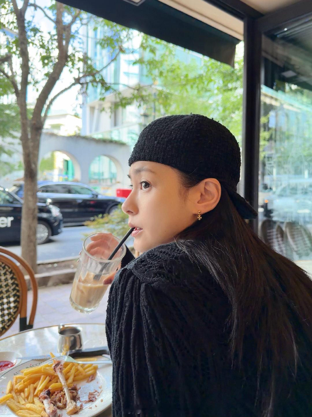 阿娇皮肤状态 阿娇晒最新旅行随拍，简单的纯色卫衣搭配牛仔裤，休闲又松弛，这个皮肤