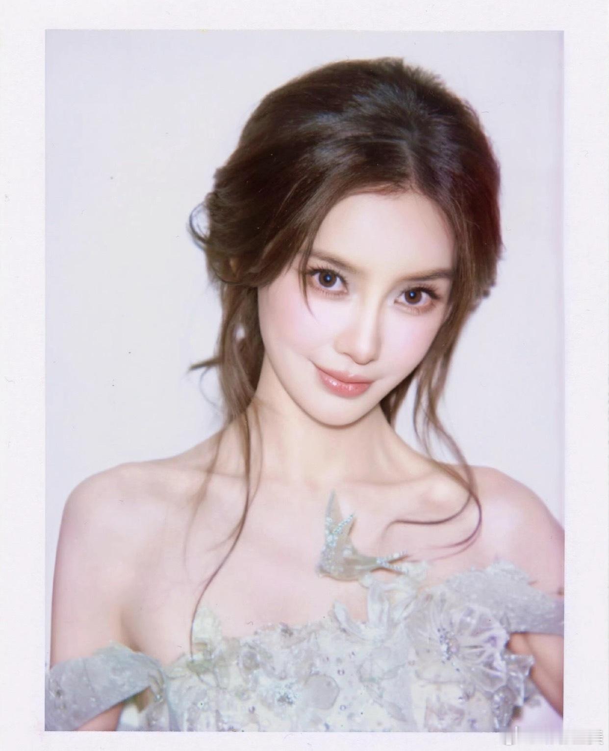 Angelababy撕拉片给我一种脸在江山在的感觉现在一回想我都想不起来她任何一