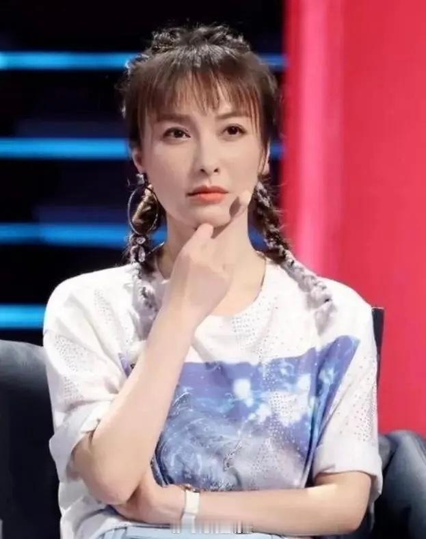 吴昕与父母的相处方式，让很多人羡慕不已。吴昕的爸爸在广州工作，妈妈在东北工作，吴