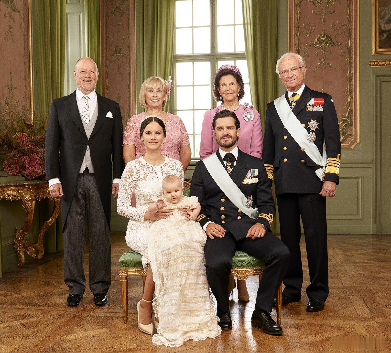 瑞典王室 🇸🇪卡尔·菲利普王子和索菲亚王妃四个娃的洗礼官方合影。亚历山大王子