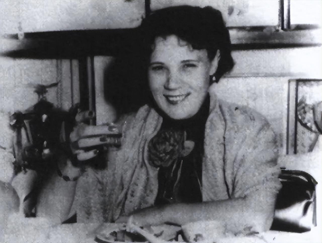 1988年蒋经国走了，留下坐轮椅的俄国媳妇，当时谁也没敢想，这只是蒋家一连串苦难