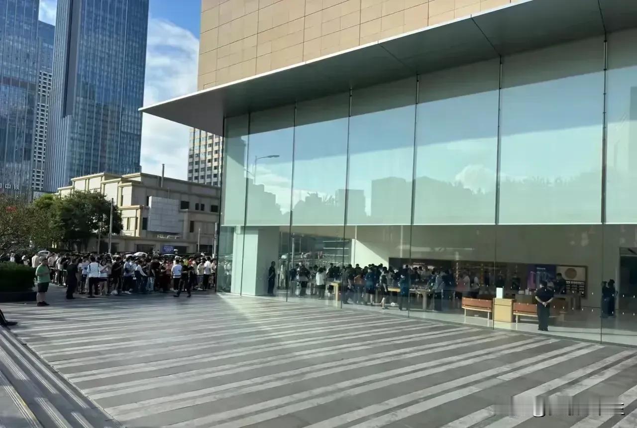 9月20号，青岛，苹果手机旗舰店。