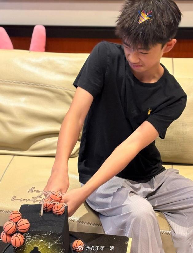 陈小春应采儿为Jasper庆祝13岁生日 陈小春、应采儿为Jasper庆祝13岁