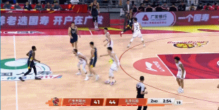 萨姆纳这突破太秀了！借队友掩护直接启动，蛇形走位连续变向撕裂对方防线，防守人被晃