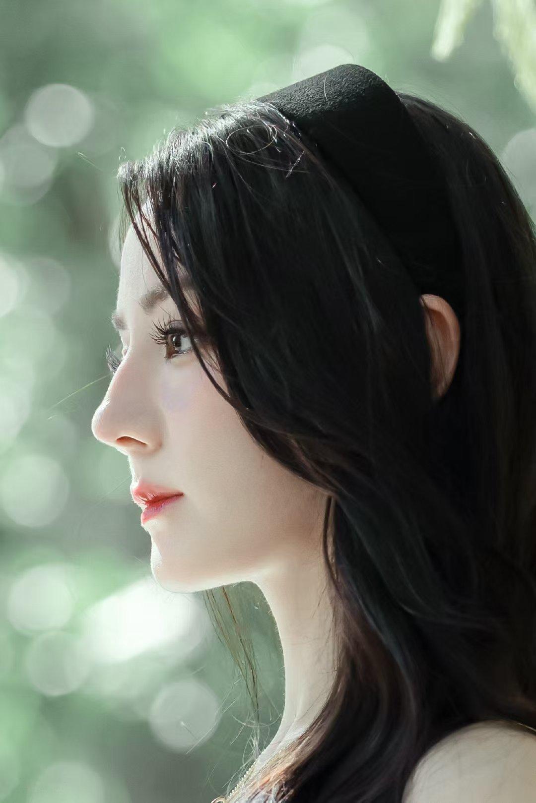 迪丽热巴[超话]迪丽热巴益起来 dlrb每日一善不经历凛冽的寒风，不会有梅花的怒