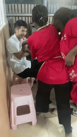这小伙在加纳中餐馆当厨师，饭店的服务员跟他开玩笑，他真不是人家的对手，因为人家是