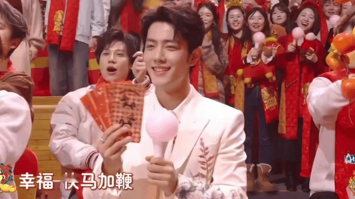 肖战好漂亮肖战在2026年北京台春晚演唱歌曲《岁岁年年》，一身白西装登场，好帅好