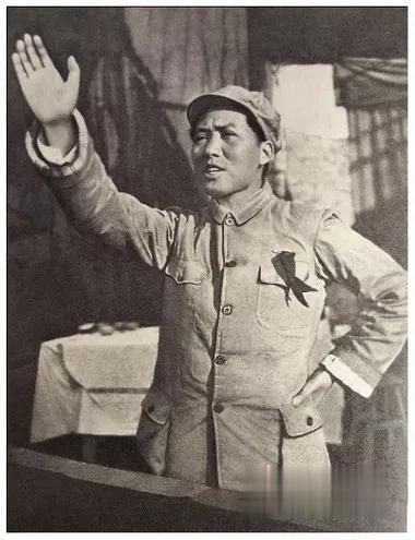 #蒋介石称赞毛泽东# 蒋介石和毛泽东可谓一生的对手，毛泽东硬是凭借小米加步枪把飞