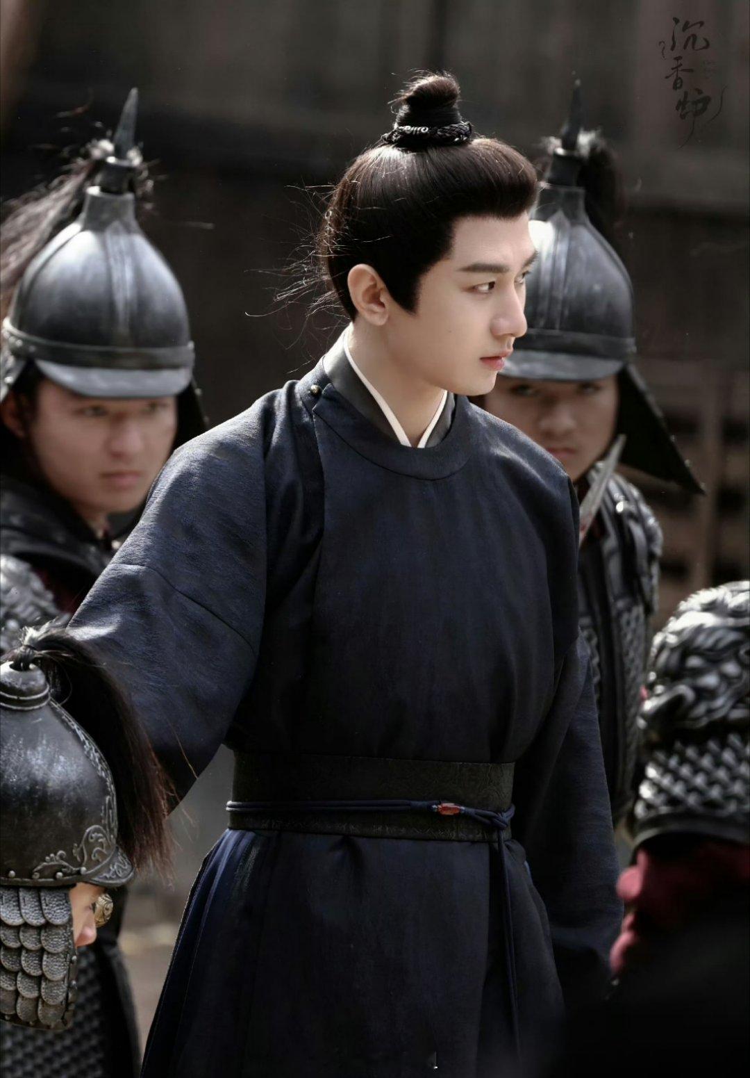成毅主演的《两京十五日》最新路透图来了，一身黑色系的古装扮相，这小眼神瞟啊瞟的，