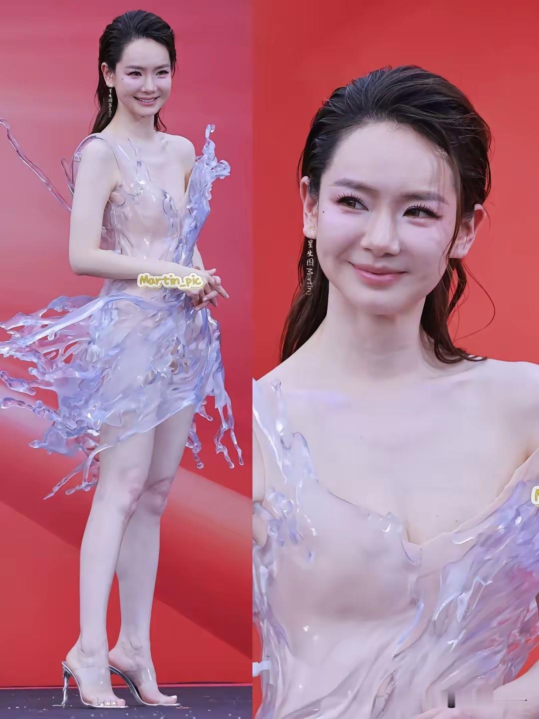 戚薇穿着16公斤的水花裙走红毯，是3D打印的，走路需要工作人员扶着，只为了呈现水
