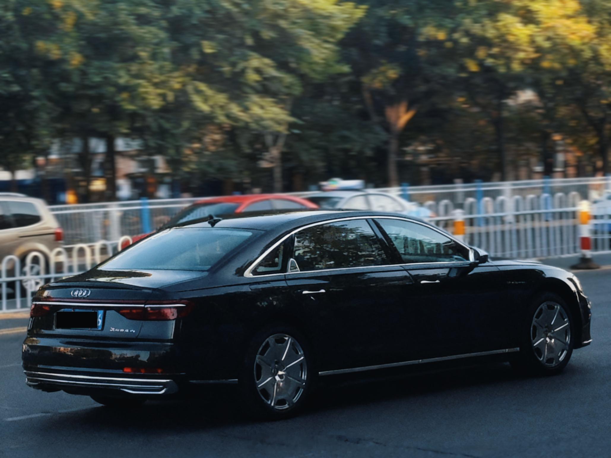 奥迪A8L Horch创始人版传奇型，大饼轮配六横十二纵格栅。八卦一下，这个名字