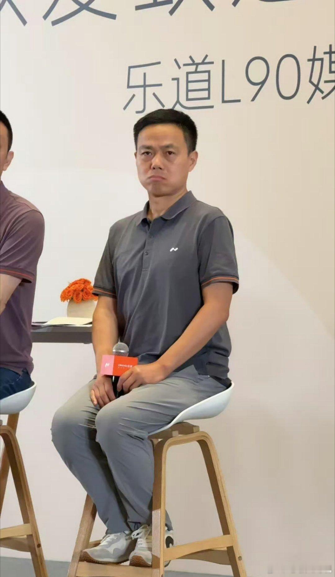 沈博内心OS:本宝宝要赶紧去工厂打螺丝了这沟通会啥时候能结束啊[拜托][拜托][