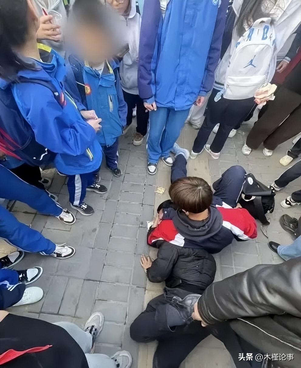 陕西延安，40岁男子醉酒后，在公交车上做出不宜举动。被当事女生质问后，男子恼羞成