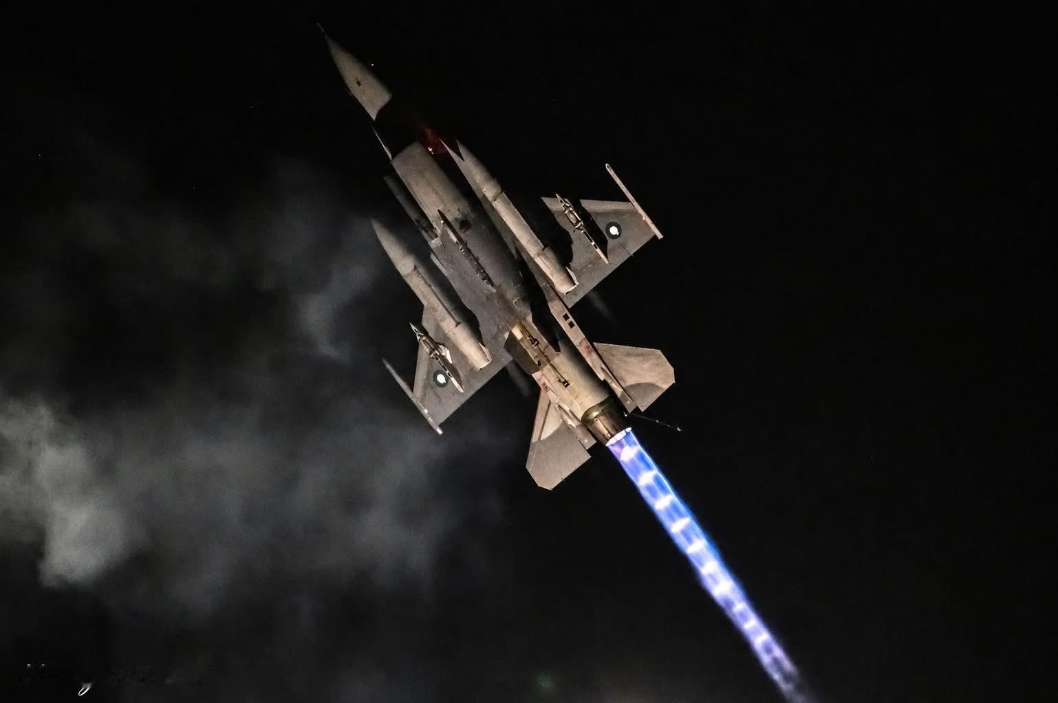 今日战隼 晚安，夜空中的巴基斯坦空军（PAF）第9“狮鹫”中队F16Photo 