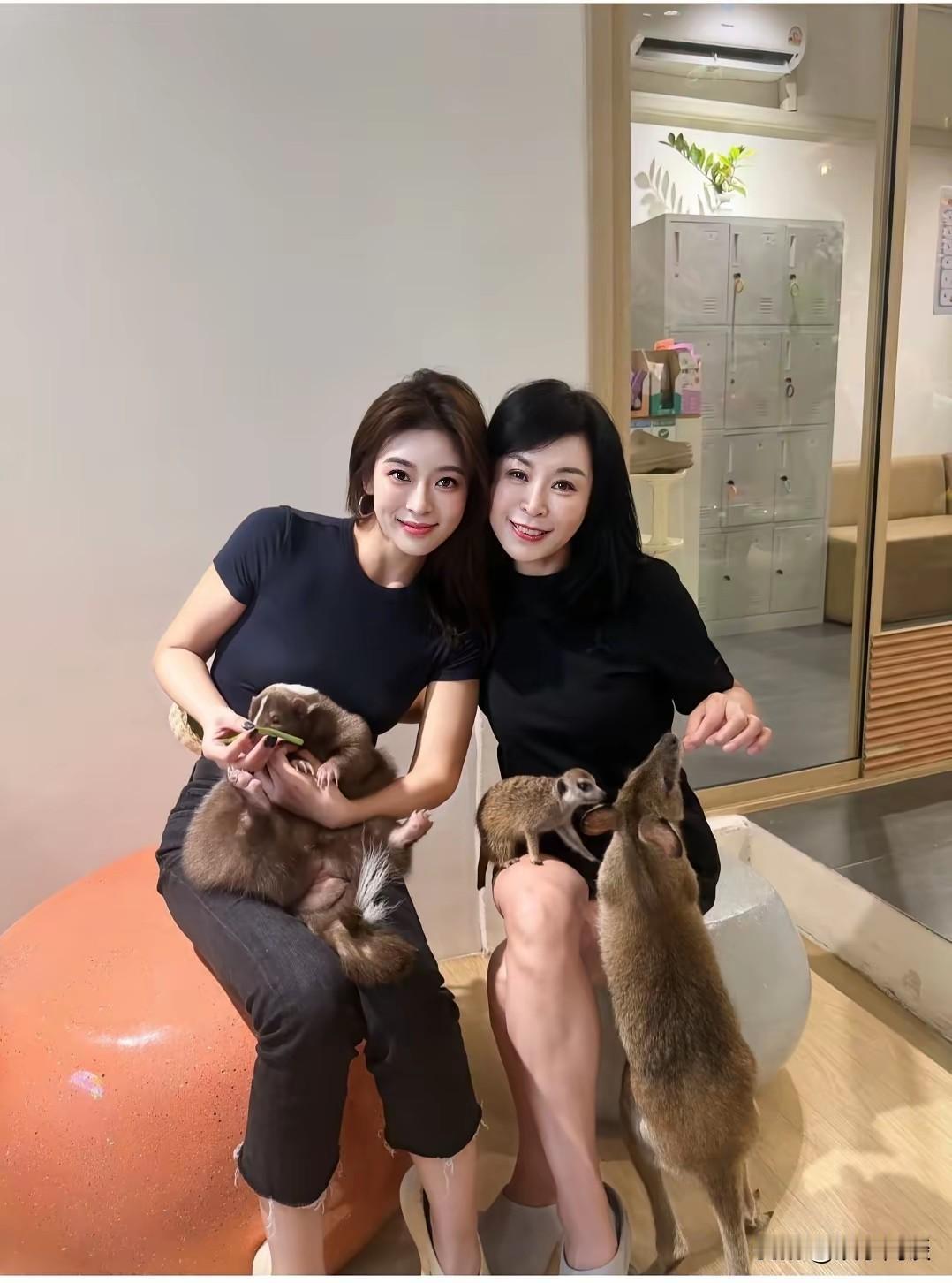 这位妈妈看着特别显年轻，母女俩同框，简直就像一对姐妹花。