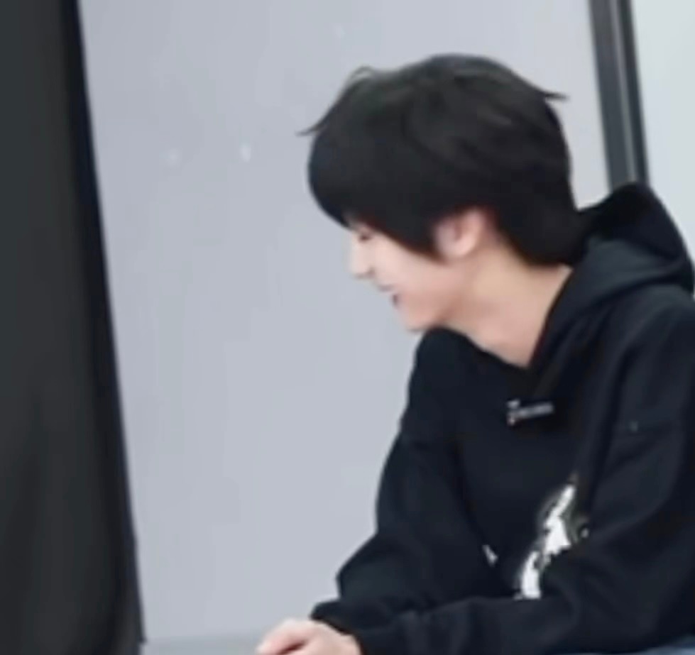 有人引导爱恨，有人只会索取，而你总是笑眼盈盈眉眼弯弯地看着我，有点傻气，却可爱在