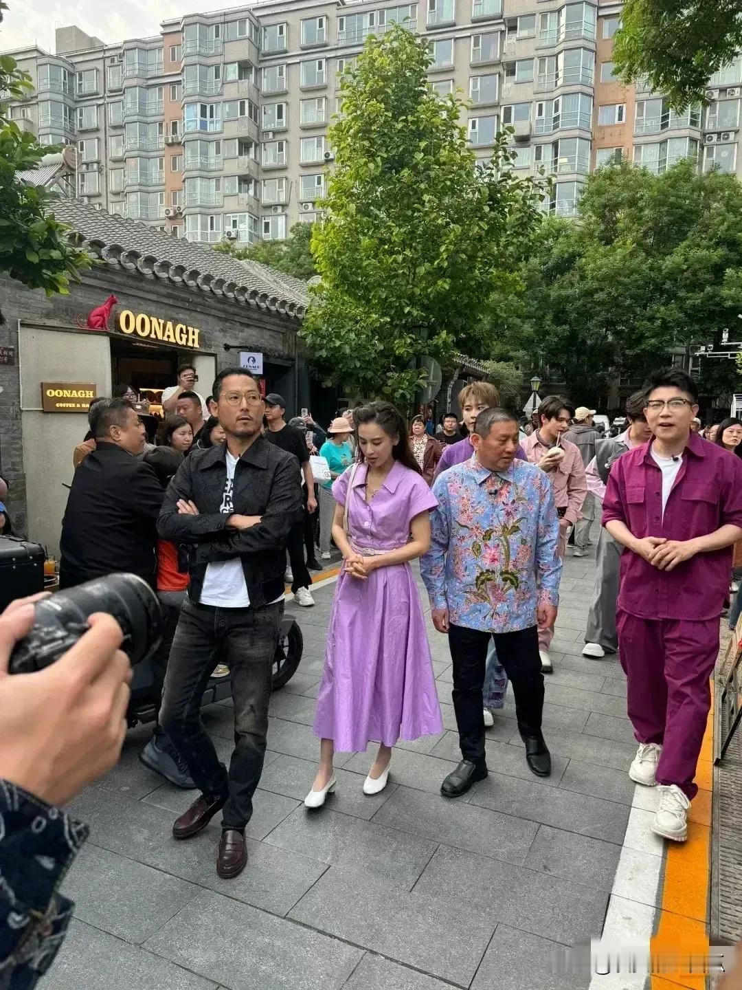 黄圣依是有多爱紫色连衣裙[打脸]

2025年妇女节前夕，黄圣依身穿巨型玫瑰花紫