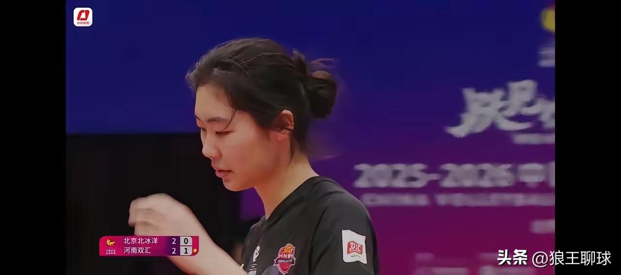 毛唯嘉一战成名，技惊四座。昨天下午季后赛C组第16轮河南双汇女排3-2险胜北京北