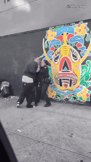 美国2名女警察无法制服男性：还得旁边路人壮汉来帮忙！在社交媒体上流传的一段视频显