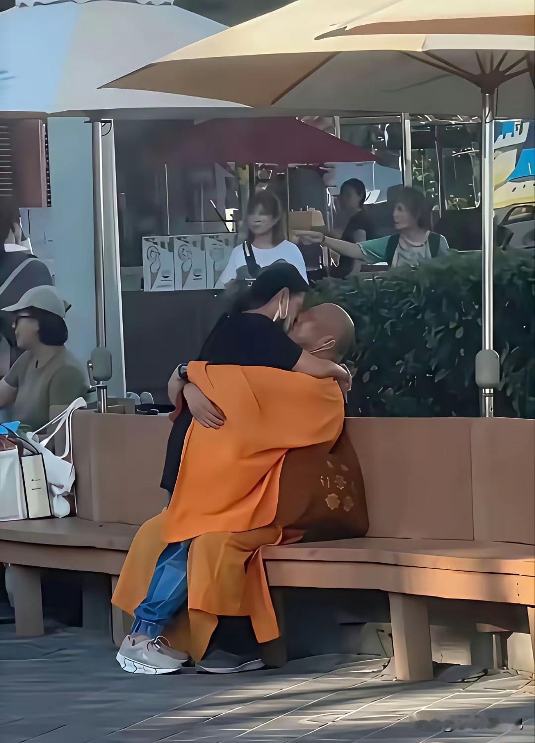 看到这一幕真的是不应该啊，
公众场合下这样亲热不妥吧，
不明白，
这样的身份也太
